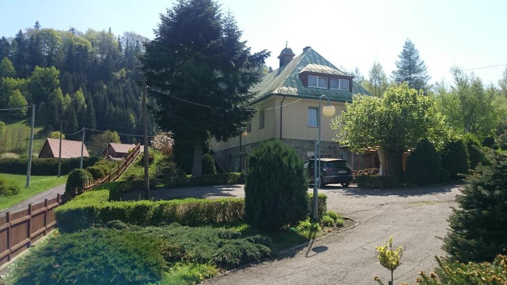 ドゥシュニキ・ズドルイにあるMAGNOLIA Duszniki Zdrójの私道に車を停めた家