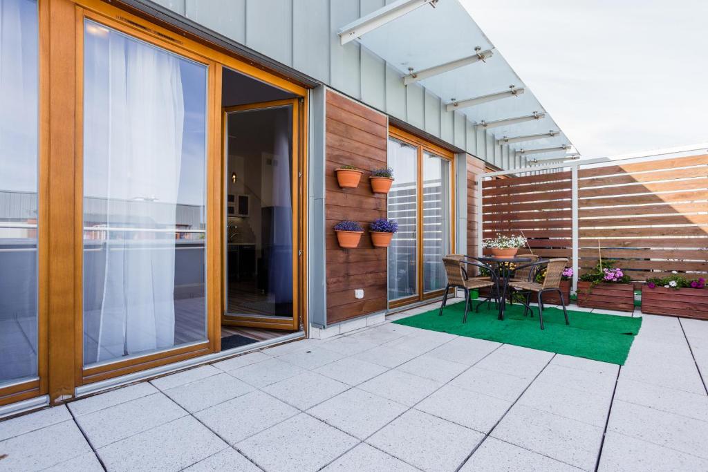 patio ze stołem i krzesłami w obiekcie Apartamenty Platan - visitopl w Świnoujściu