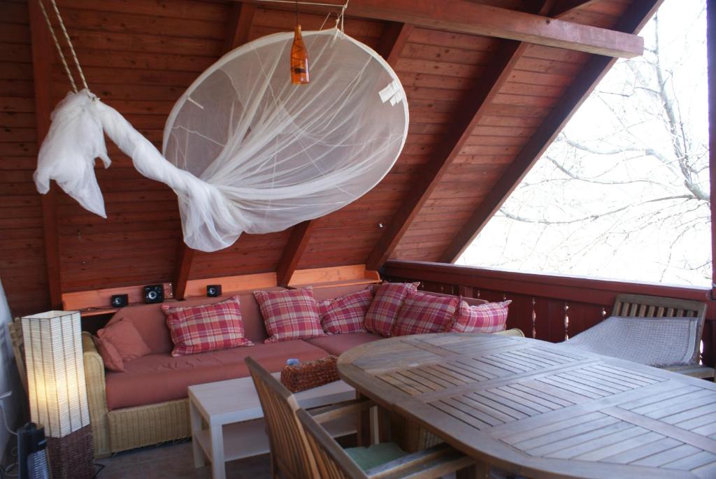 Posezení v ubytování Mendei Vendégház Loft Apartman