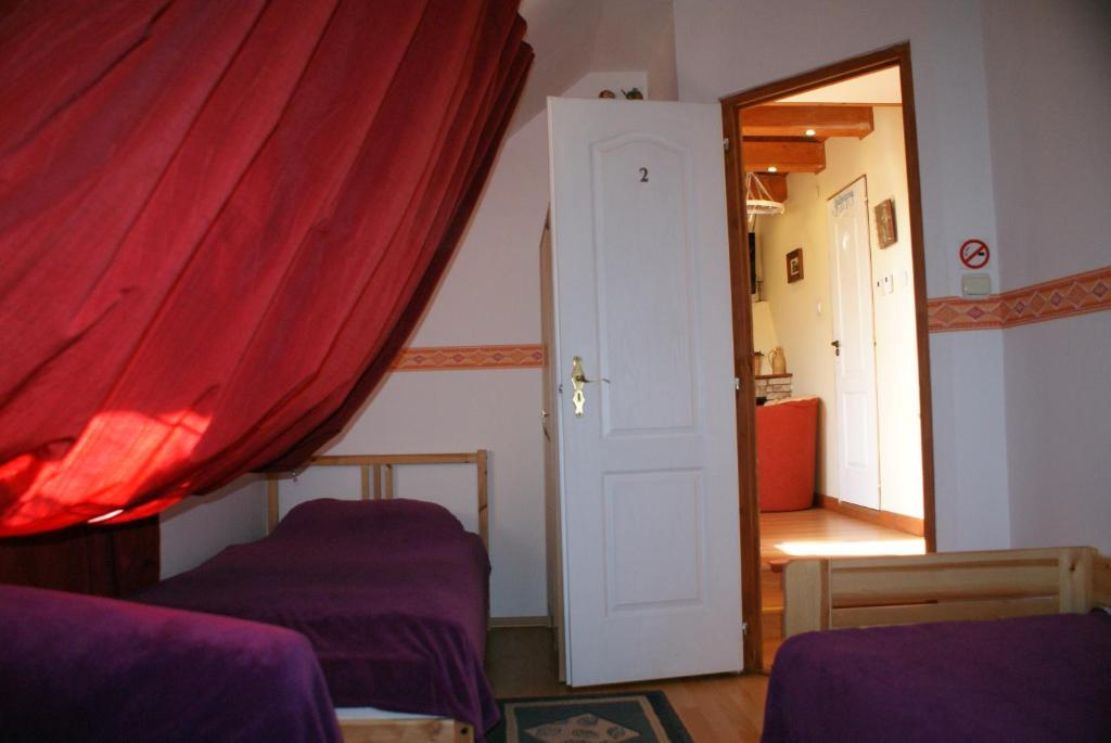 Postel nebo postele na pokoji v ubytování Mendei Vendégház Loft Apartman