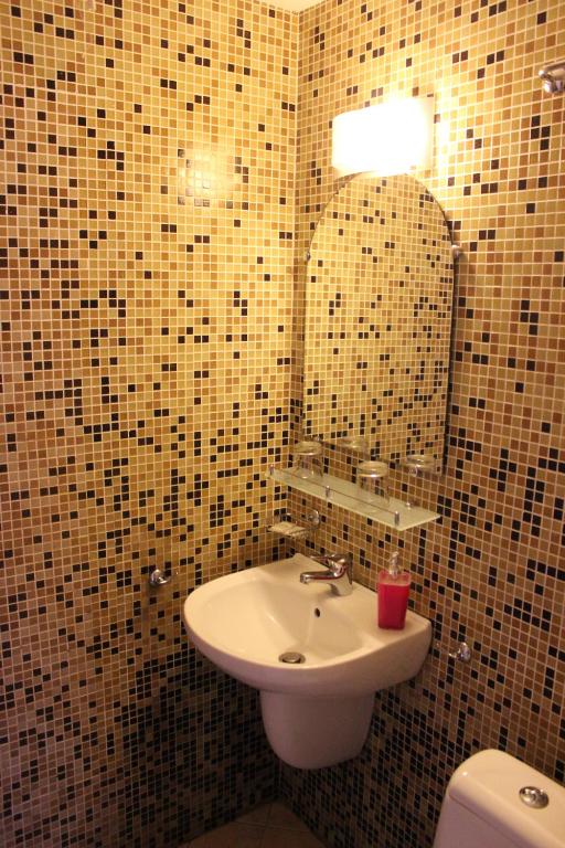 Double or Twin Room (2 Adults + 1 Child)