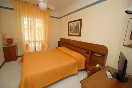 Postel nebo postele na pokoji v ubytování Hotel Baia Del Sorriso