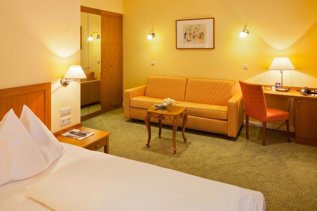 Postel nebo postele na pokoji v ubytování Hotel Herzoghof