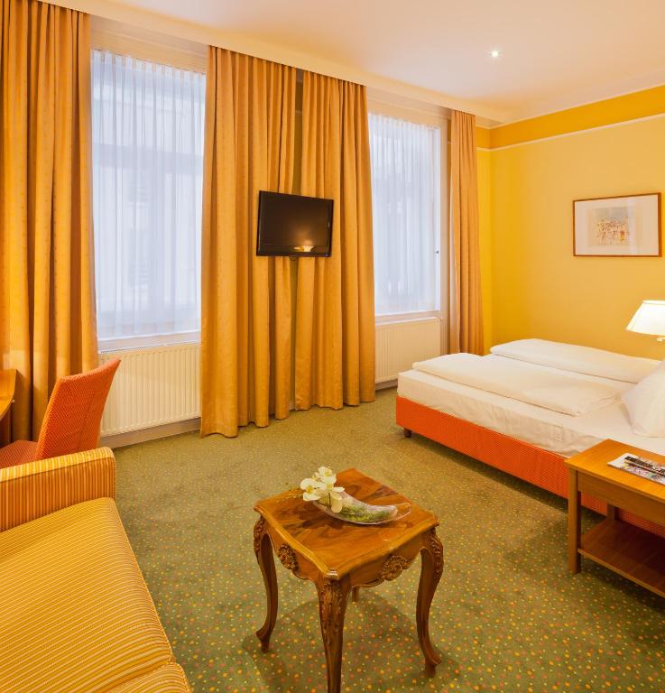 TV a/nebo společenská místnost v ubytování Hotel Herzoghof
