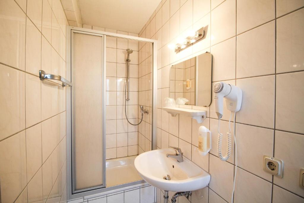 Ein Badezimmer in der Unterkunft Center Hotel Essen