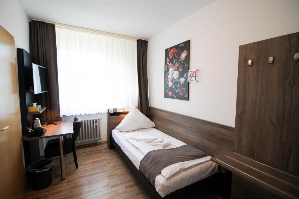 Ein Bett oder Betten in einem Zimmer der Unterkunft Center Hotel Essen