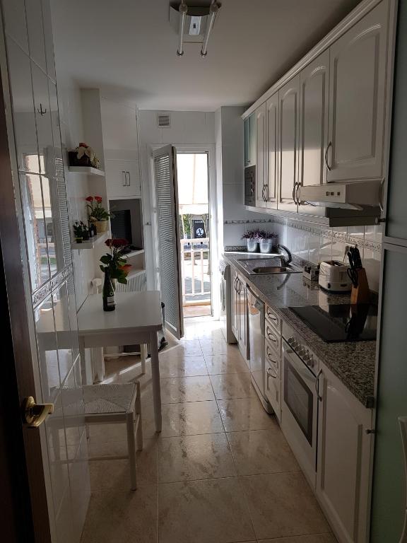Kuchyňa alebo kuchynka v ubytovaní El Pescador Park Cozy Apartment