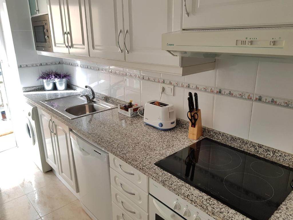 Kuchyňa alebo kuchynka v ubytovaní El Pescador Park Cozy Apartment