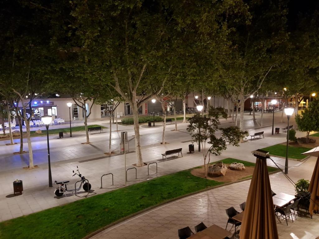 カンブリルスにあるEl Pescador Park Cozy Apartmentのベンチや木々が並ぶ空き公園