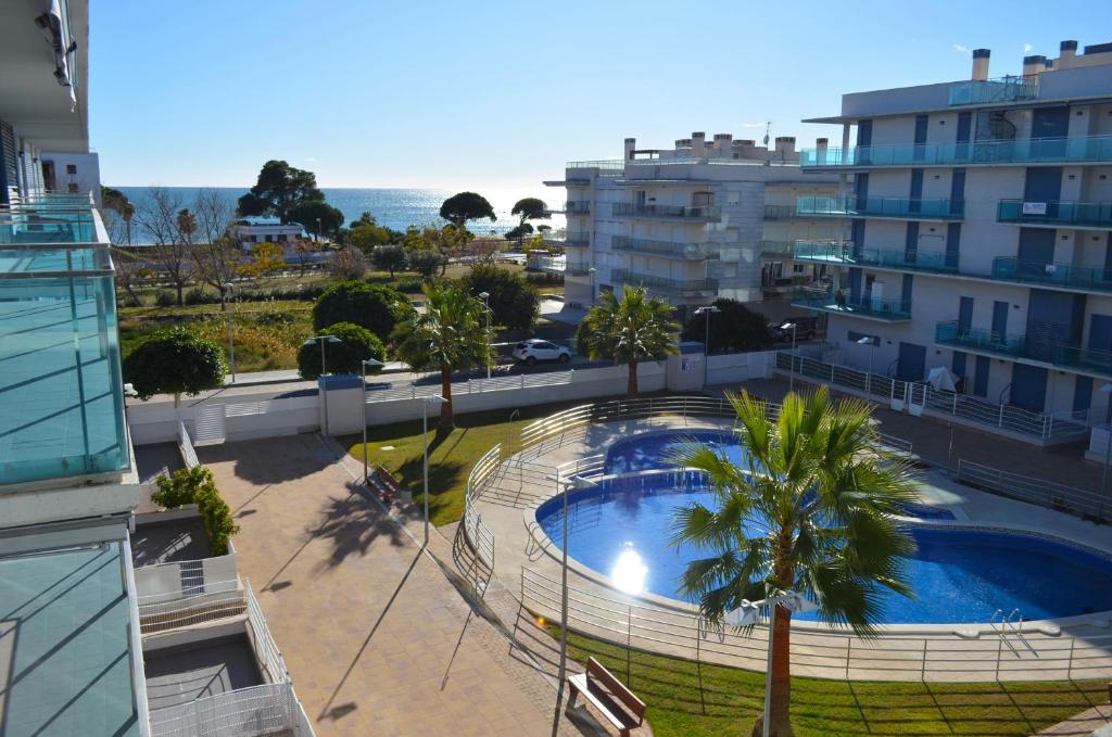 - Vistas a la piscina desde un edificio en Golive Esquirol Beach, en Cambrils