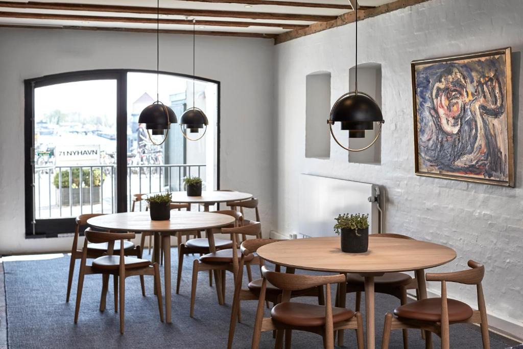 Un restaurante u otro lugar para comer en 71 Nyhavn Hotel