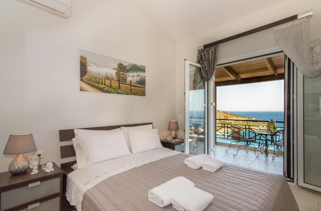 Posteľ alebo postele v izbe v ubytovaní Coastal Paradise Found - Komis' Private Pool Retreat