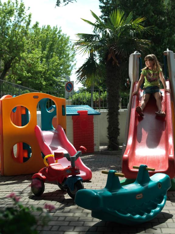 Plac zabaw dla dzieci w obiekcie Residence Eurogarden