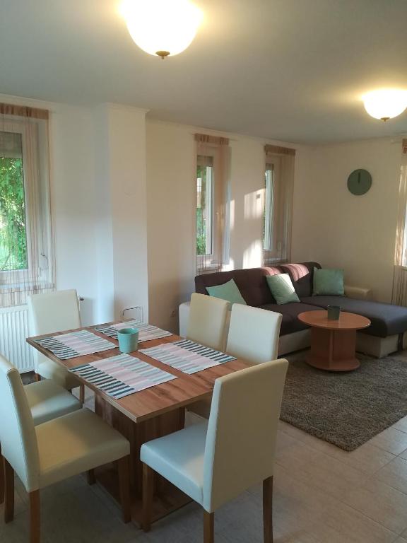 Posedenie v ubytovaní Balatinus Apartmanház