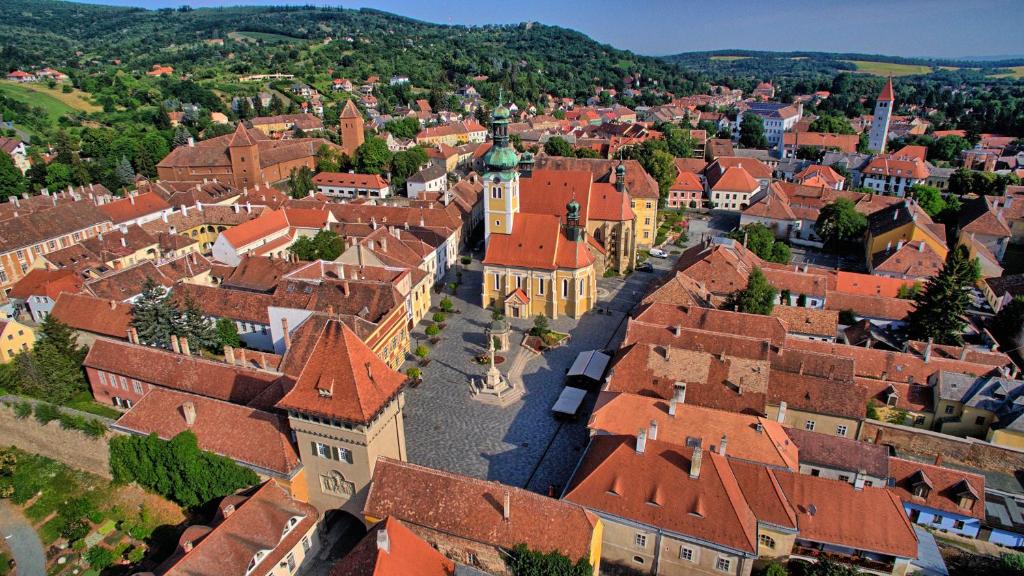 Nespecifikovaný výhled na destinaci Kőszeg nebo výhled na město při pohledu z hotelu