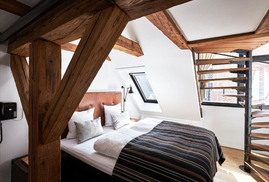 Una cama o camas en una habitación de 71 Nyhavn Hotel