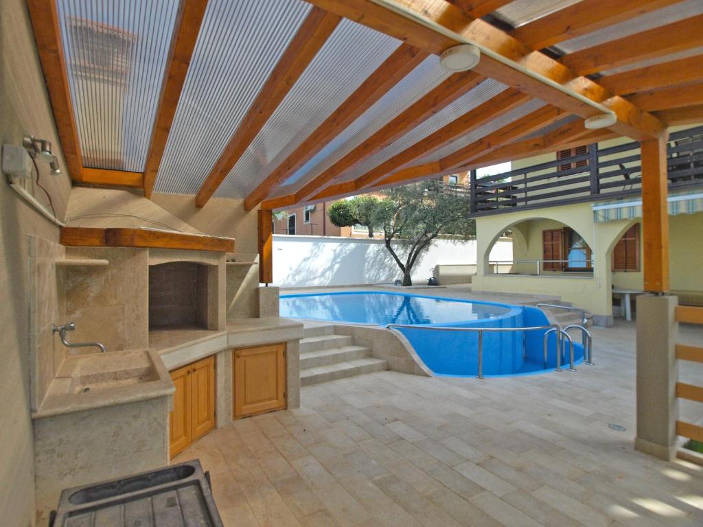 Bazén v ubytování Apartments and rooms Novigrad 1624 nebo v jeho okolí