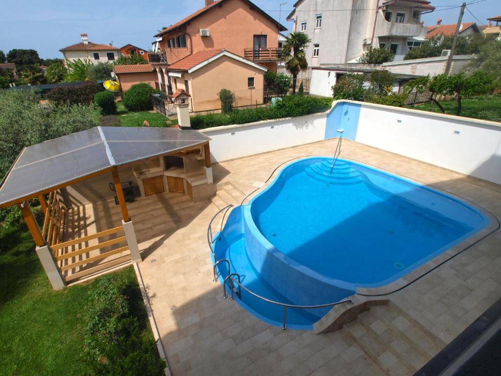 Bazén v ubytování Apartments and rooms Novigrad 1624 nebo v jeho okolí