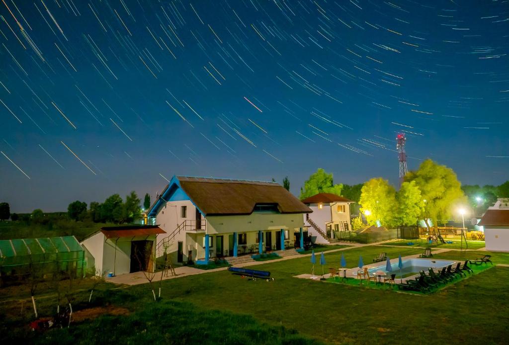 una casa con piscina y senderos estelares en el cielo en Vulturul Pescar, en Maliuc