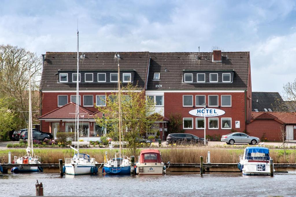 vor einem Gebäude angedockte Boote in der Unterkunft An't Yachthaven in Harlesiel