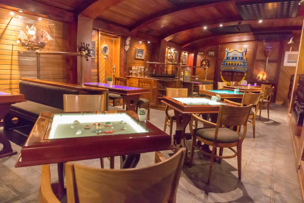 A restaurant or other place to eat at Maritim Playa