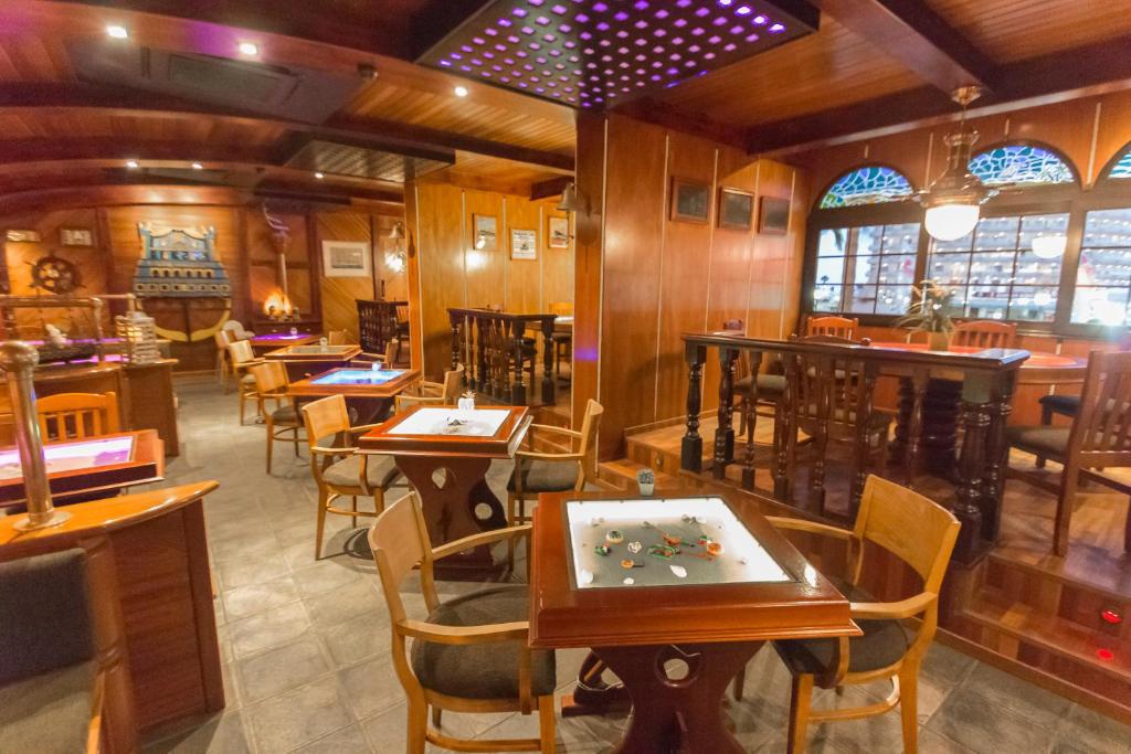 A restaurant or other place to eat at Maritim Playa