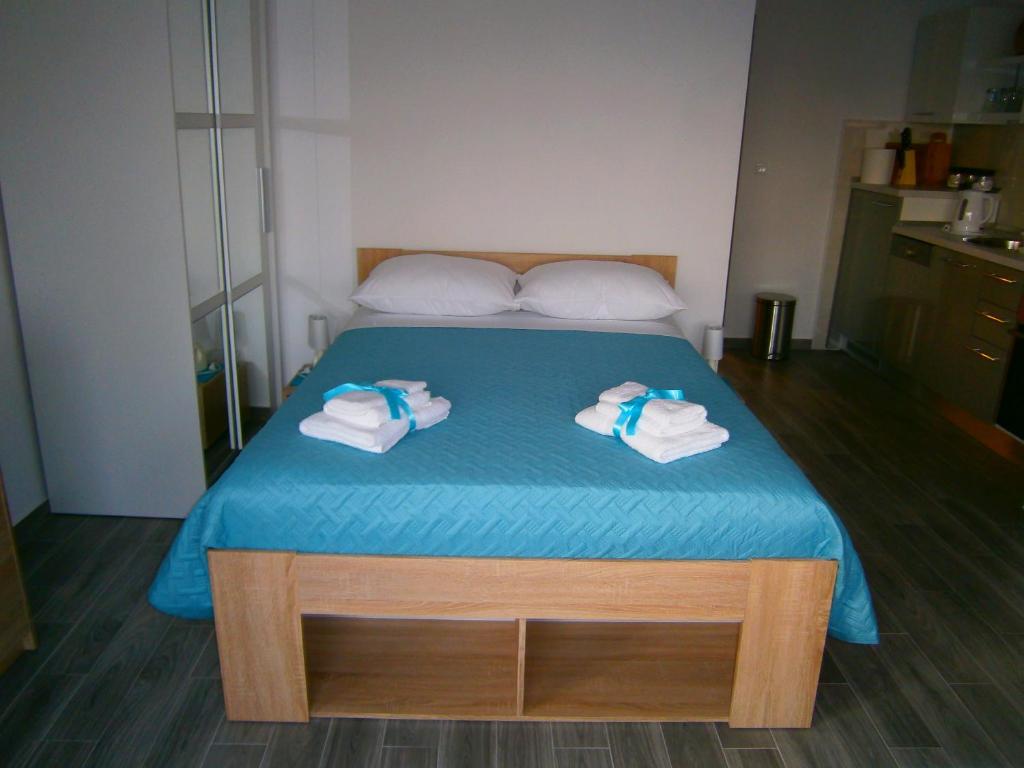 sypialnia z łóżkiem z ręcznikami w obiekcie Studio apartment Luzia w mieście Komiža