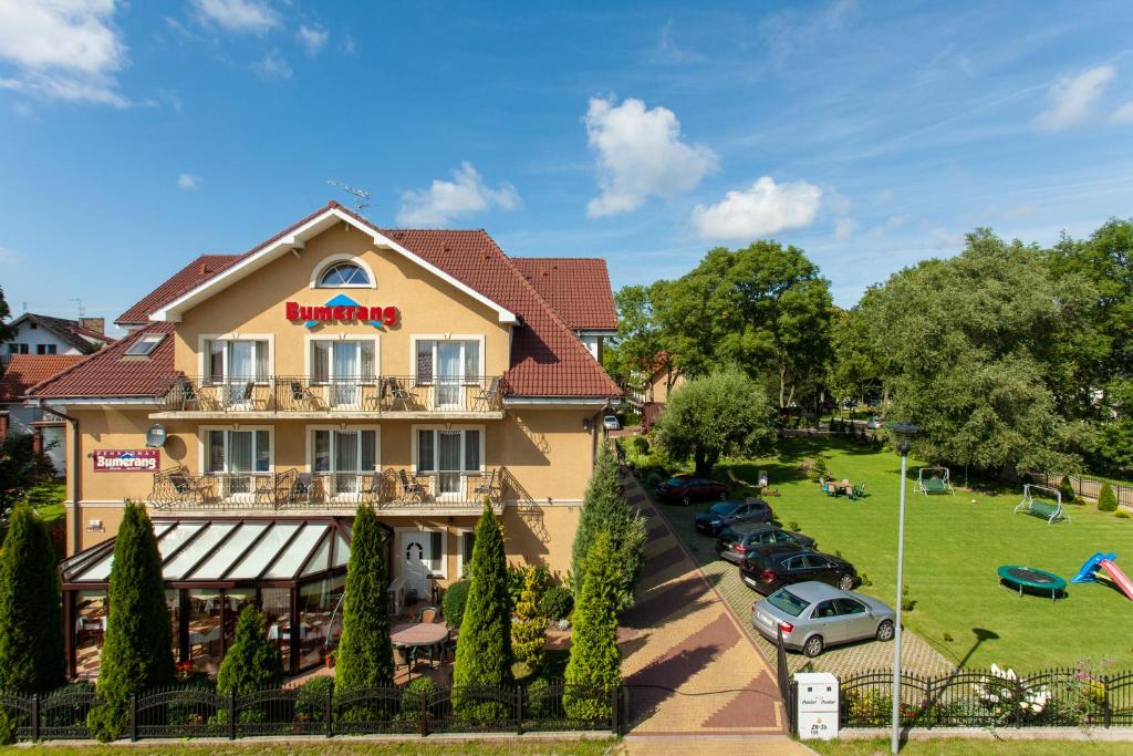 a view of a hotel with cars parked in a park at Bumerang in Rewal