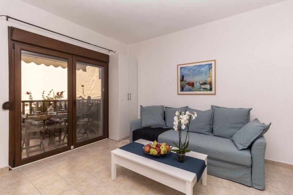 Posezení v ubytování Alexger Psakoudia Seaview House