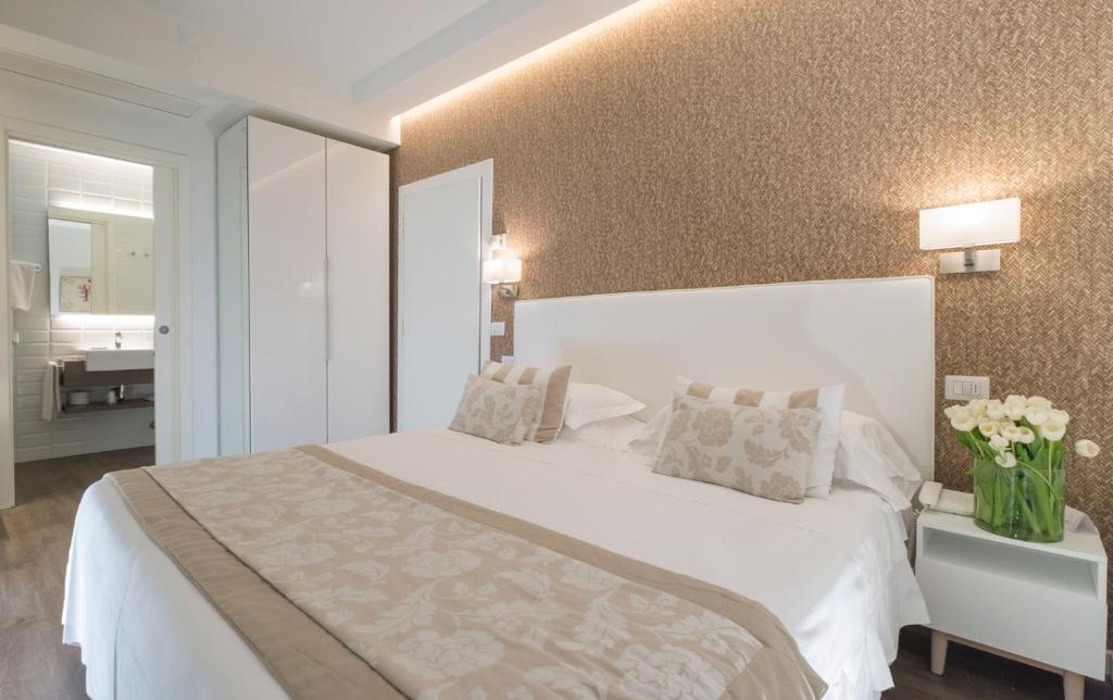 Łóżko lub łóżka w pokoju w obiekcie Hotel Mon Cheri