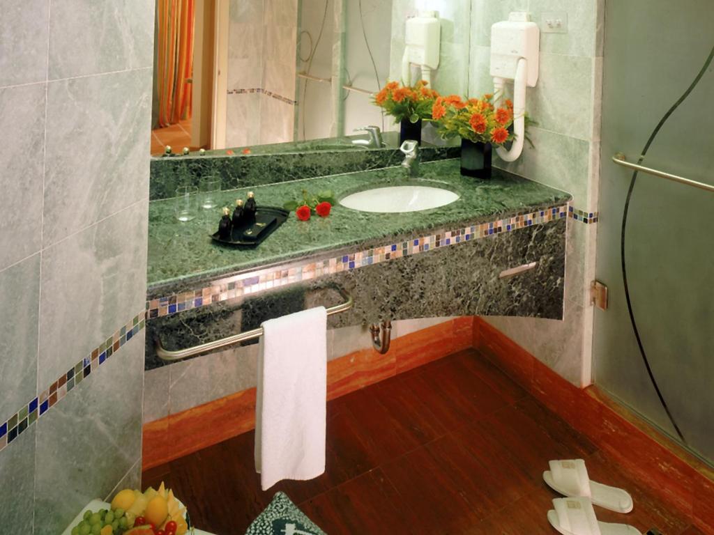 Ein Badezimmer in der Unterkunft Dan Eilat Hotel