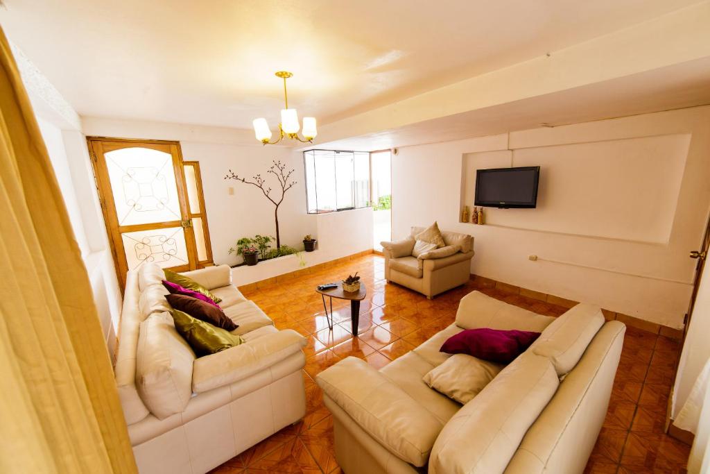 salon z 2 kanapami i telewizorem w obiekcie Apartment & Rooms Cusco w Cuzco