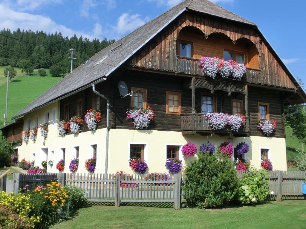 a house with flowers in front of it at Kniebergerhof in Liebenfels