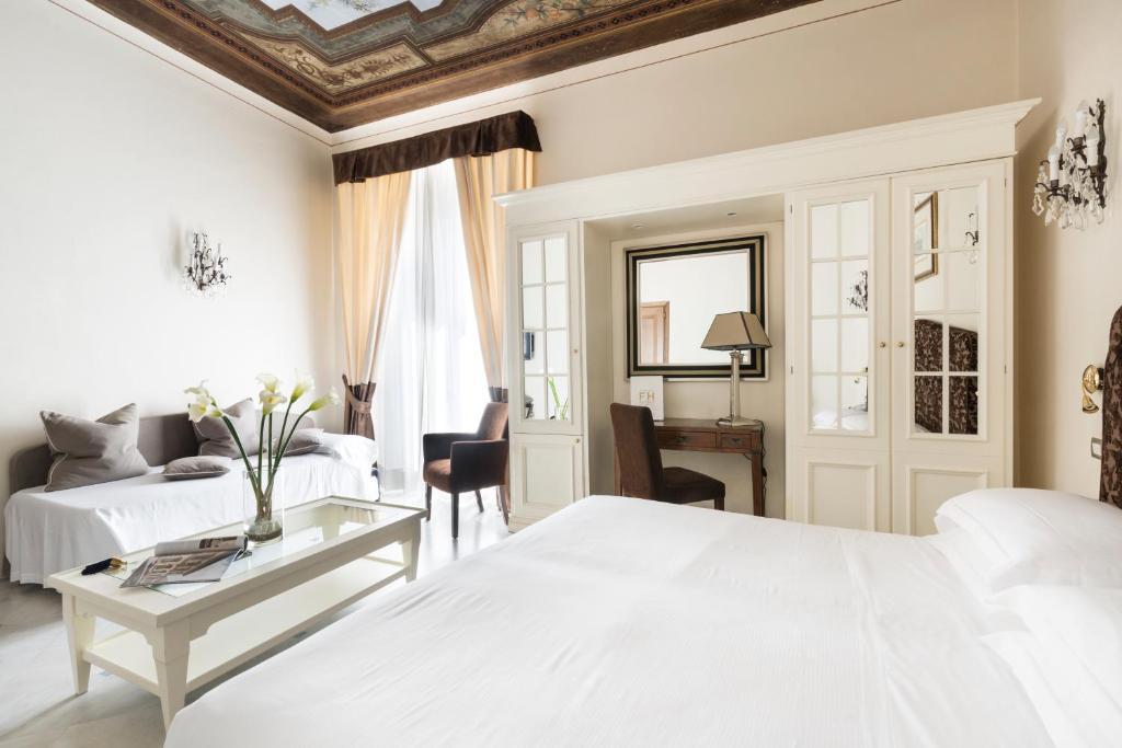 Postel nebo postele na pokoji v ubytování FH55 Hotel Villa Fiesole