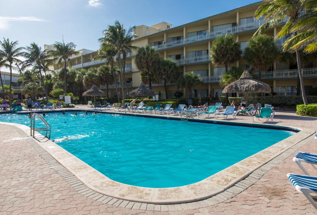una piscina frente a un hotel en Thunderbird Beach Hotel, en Sunny Isles Beach