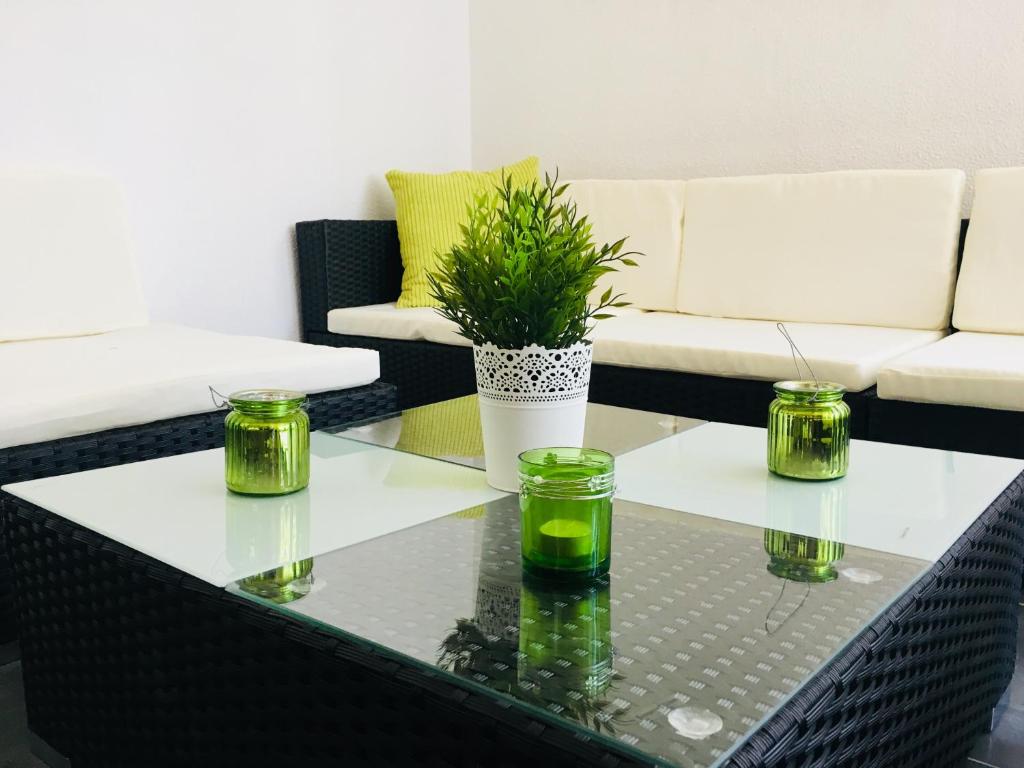 una sala de estar con una mesa de centro con una planta. en Toreblanca Lux, en Fuengirola