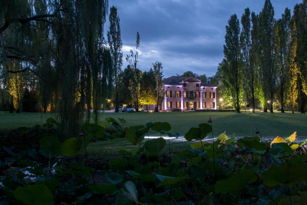 a large house in the middle of a field at Villa Irene in Casale sul Sile