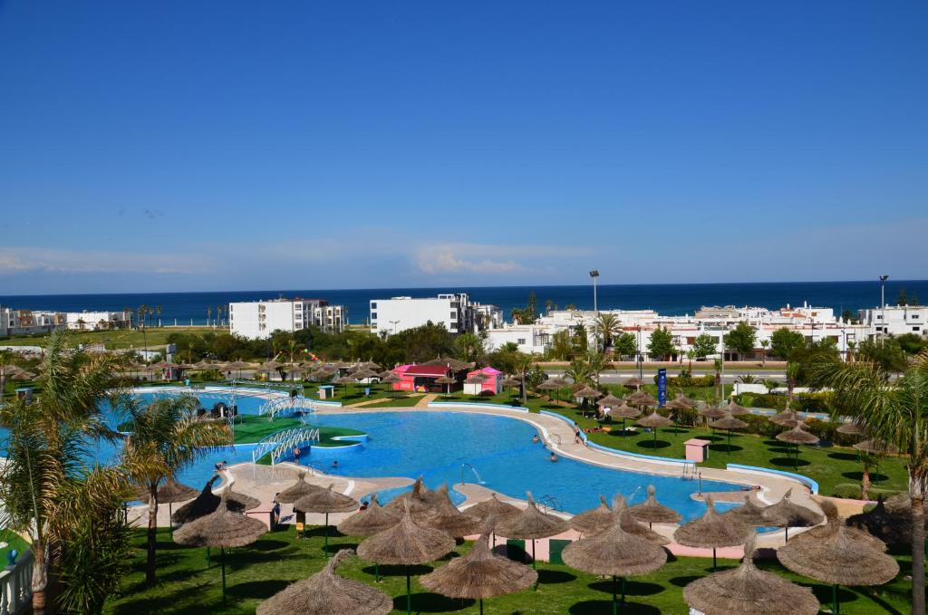 Bazén v ubytování L'escale Appart-hôtel By 7AV HOTELS nebo v jeho okolí
