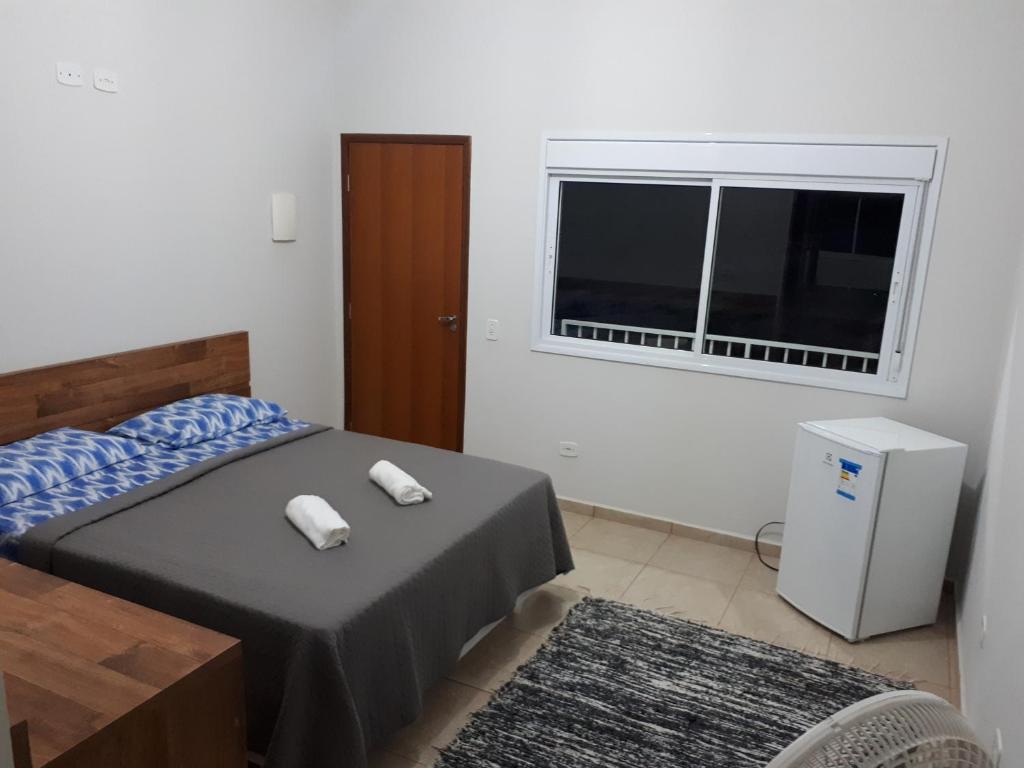 Uma cama ou camas num quarto em Chácara Leolud