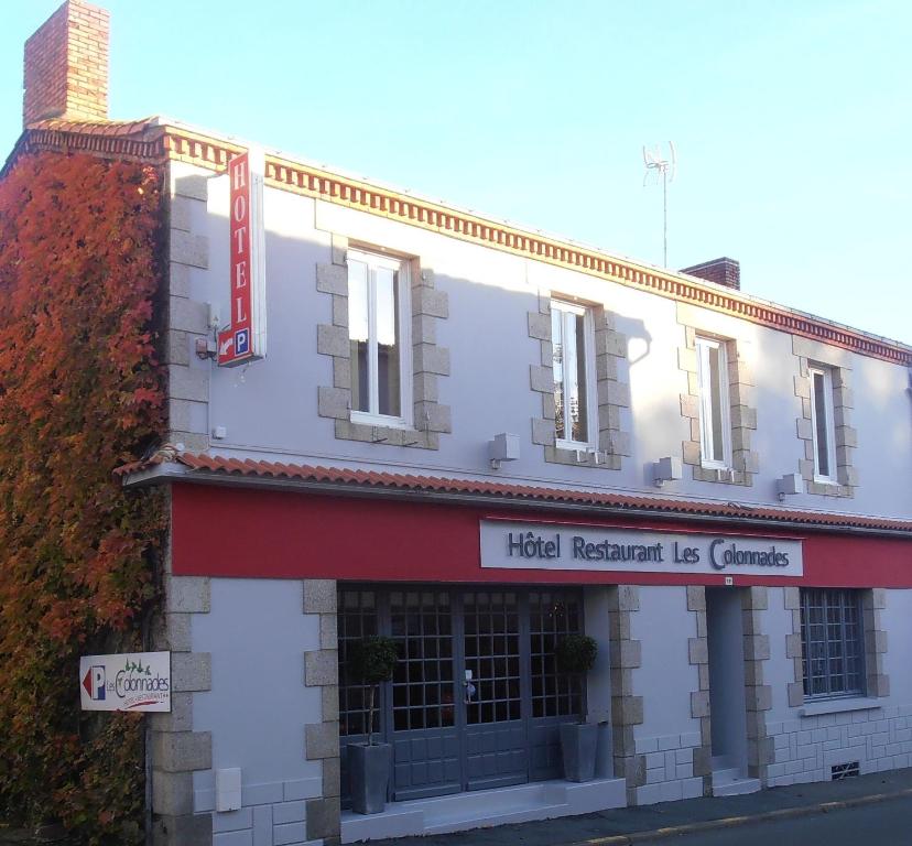 um edifício com uma placa que lê o restaurante do hotel não podemos em Hôtel-restaurant Les Colonnades em Saint-Fulgent