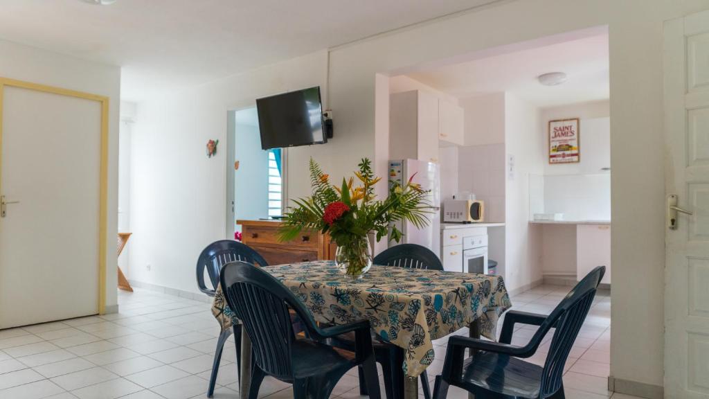 TV a/nebo společenská místnost v ubytování Residence Les Cayalines