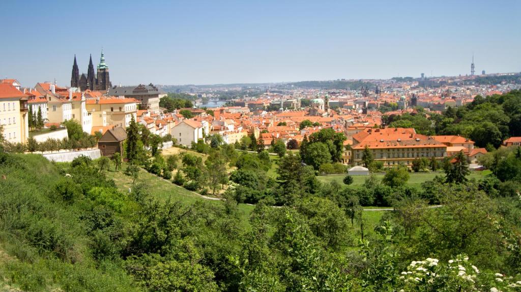 Nespecifikovaný výhled na destinaci Praha nebo výhled na město při pohledu z hotelu