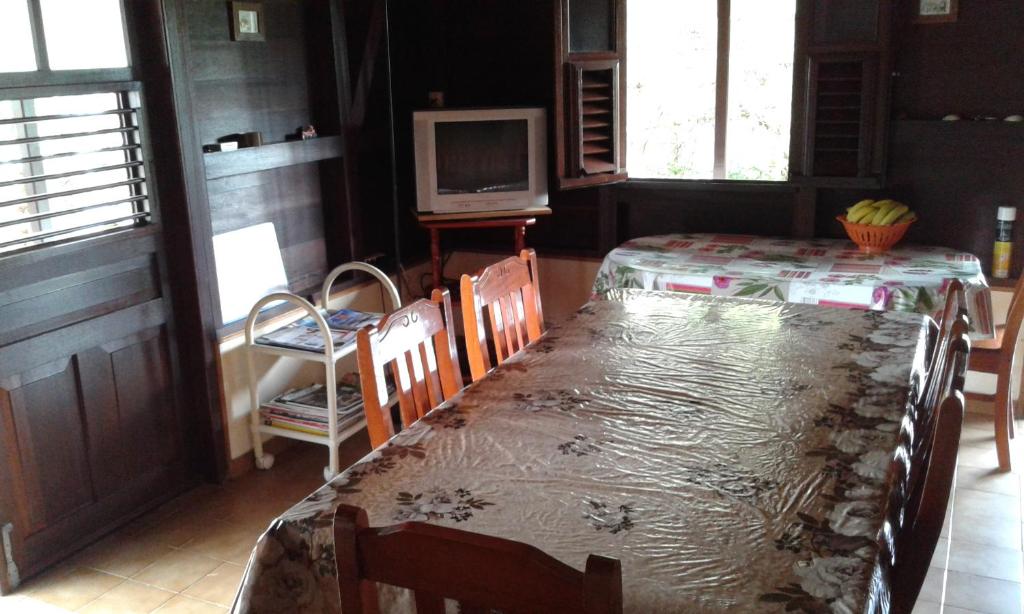 TV a/nebo společenská místnost v ubytování Villa Obaki