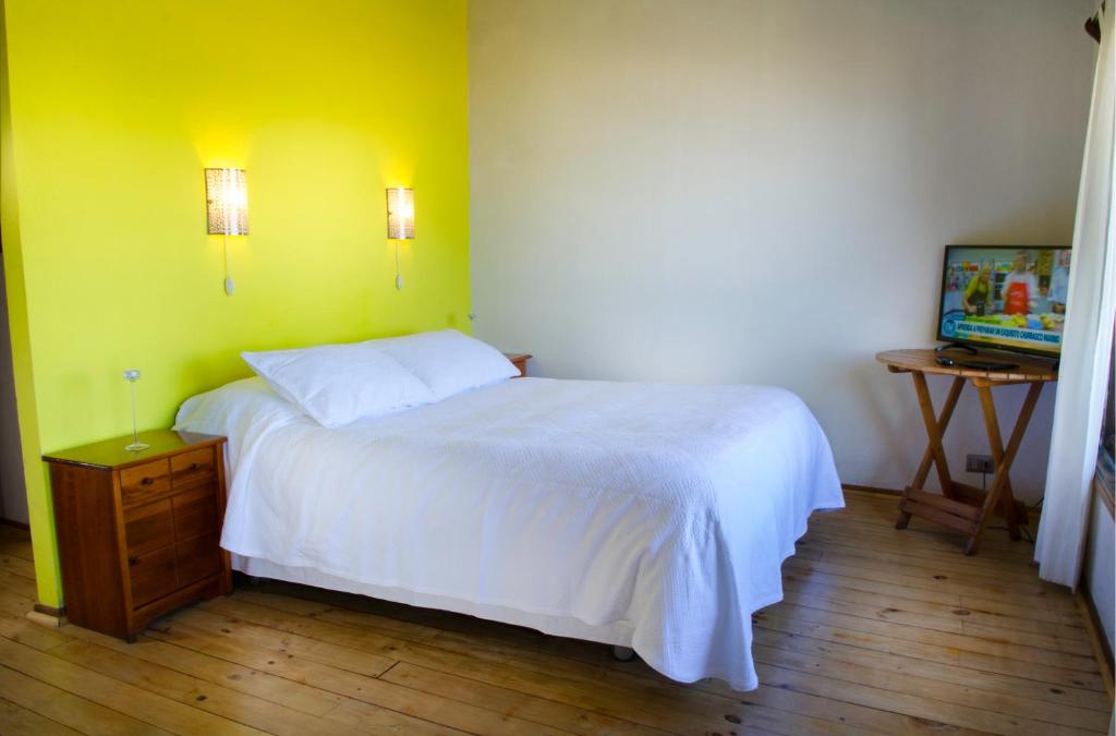 Postel nebo postele na pokoji v ubytování Cabañas, Habitaciones y Restaurant Montemar