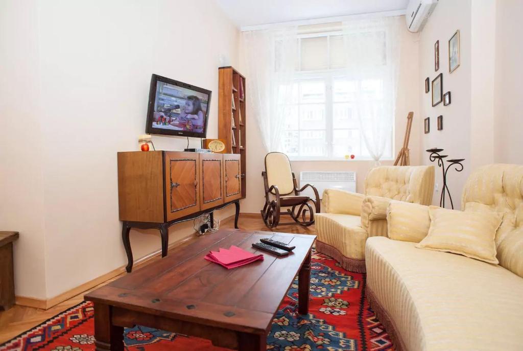 Apartment Markale في سراييفو: غرفة معيشة مع أريكة وطاولة قهوة