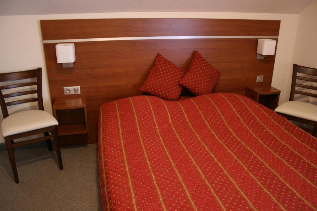 Postel nebo postele na pokoji v ubytování Logis Hotel-Restaurant De La Poste