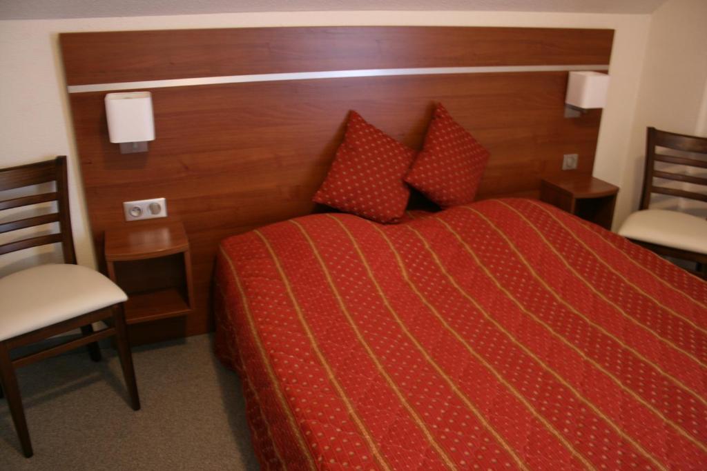Postel nebo postele na pokoji v ubytování Logis Hotel-Restaurant De La Poste