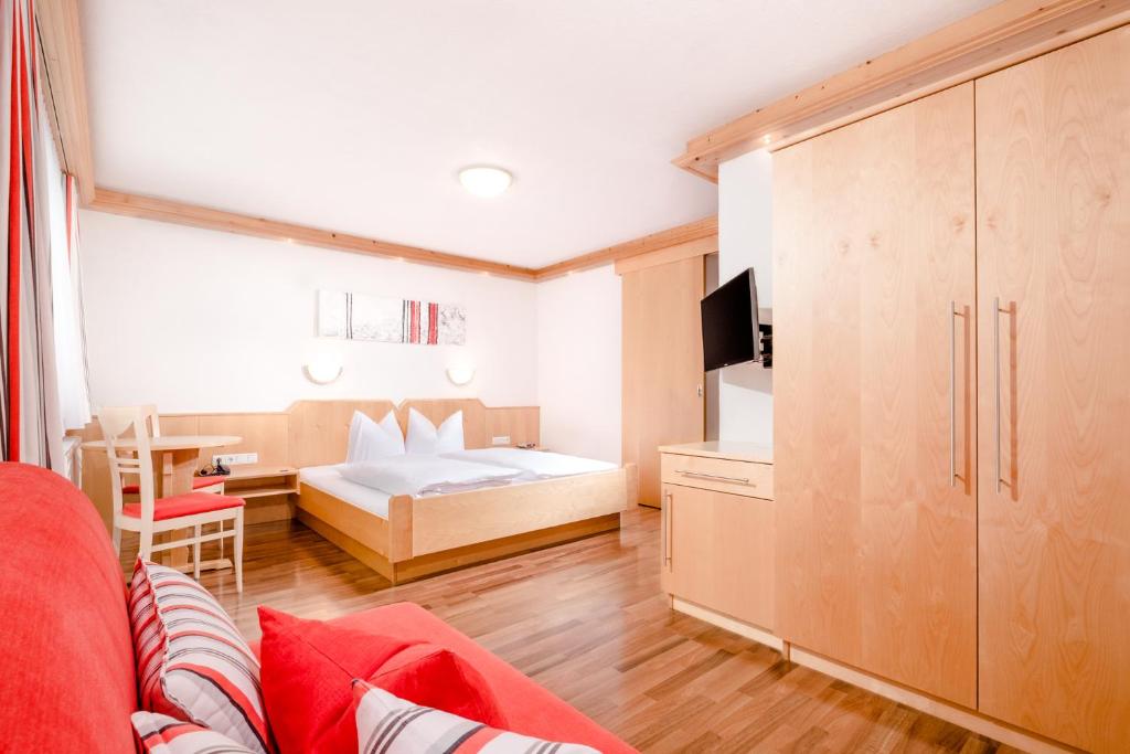 Postel nebo postele na pokoji v ubytování Hotel Garni Krumbach