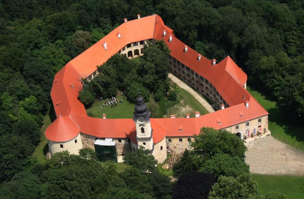 un castillo grande con techo naranja encima en Grad Goričko en Grad