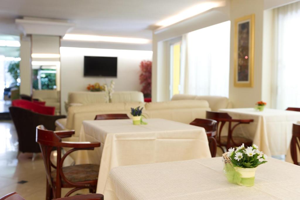 TV a/nebo společenská místnost v ubytování Hotel St Pierre